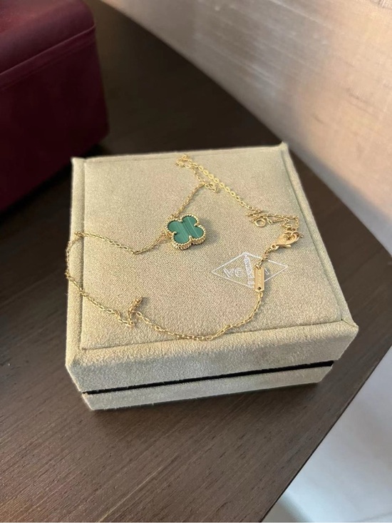 Van Cleef & Arpels Jewelry - Van Cleef & Arpels Gold Necklace with Green Alhambra Clover
